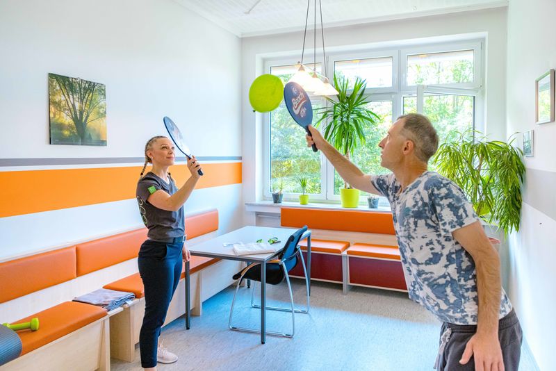 Bewohnerinnen und Bewohner der Einrichtung Bachetsfeld spielen Luftballon-Tennis – Bewegungsförderung für Menschen mit geistiger Behinderung