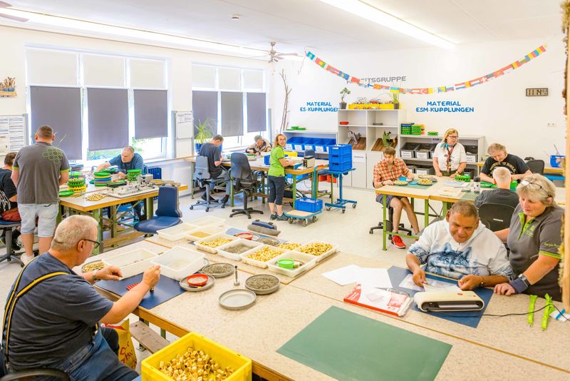Werkstattgruppe der Einrichtung Bachetsfeld bei Montage- und Sortierarbeiten – berufliche Bildung für Menschen mit geistiger Behinderung