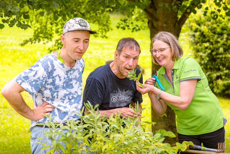 Bewohner der Dr. Loew Einrichtung Bachetsfeld erkunden mit einer Betreuerin den Kräutergarten – Naturerfahrung als Teil der individuellen Förderung