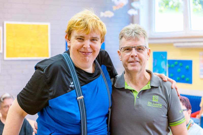 Bewohner und Betreuer der Einrichtung Bachetsfeld stehen gemeinsam in der arbeitstherapeutischen Werkstatt – respektvolle Begleitung und Förderung für Menschen mit geistiger Behinderung