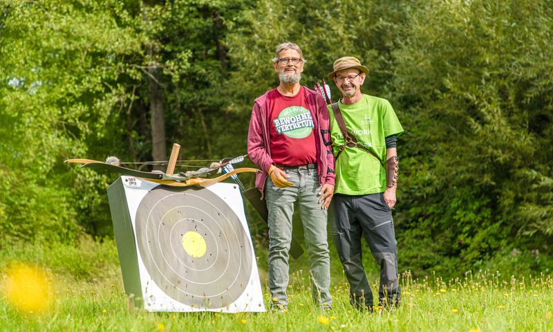 Bogenschießen als Freizeitangebot im Grünthaler Hof Parkstein – Dr. Loew Einrichtung Klient und Mitarbeitender des Grünthaler Hofs Parkstein stehen beim Bogenschießen auf der Wiese