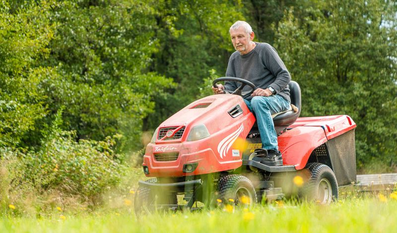 Gartenarbeit mit Aufsitzrasenmäher im Grünthaler Hof Parkstein – Dr. Loew Einrichtung dr-loew-gruentahler-hof-22.jpg