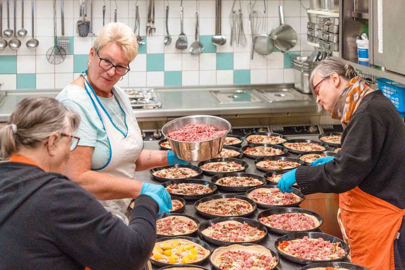 Gemeinsames Kochen im Grünthaler Hof Parkstein – Dr. Loew Einrichtung für Menschen mit psychischen Erkrankungen Klient:innen und Mitarbeitende des Grünthaler Hofs Parkstein bereiten gemeinsam Pizzen in der Küche zu