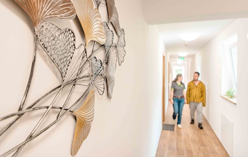Heller Flurbereich mit Kunst im Grünthaler Hof Parkstein – Dr. Loew Einrichtung Blick in den hellen Flur des Grünthaler Hofs Parkstein mit moderner Wanddekoration