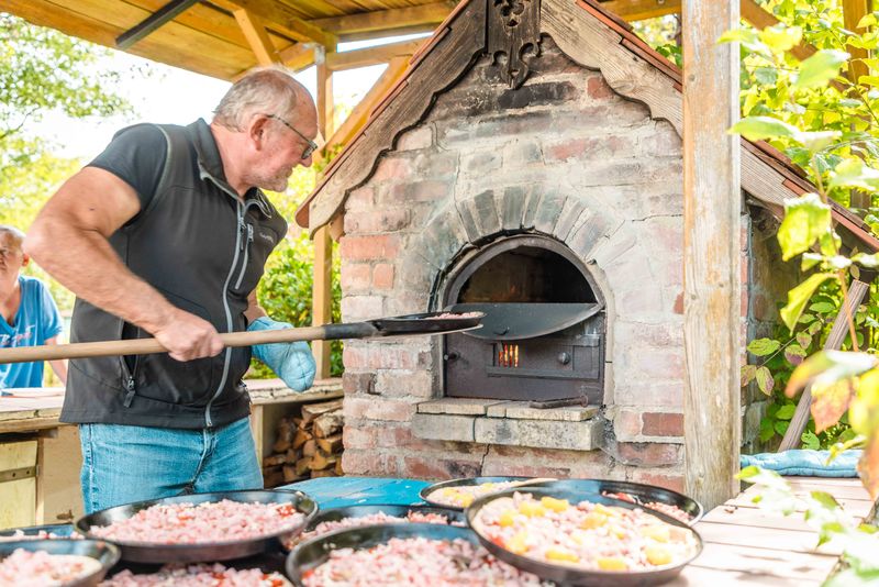 Pizza backen im Steinofen – Gemeinschaftsaktivität im Grünthaler Hof Parkstein, Dr. Loew Einrichtung dr-loew-gruentahler-hof-44.jpg
