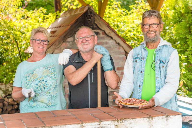 Gemeinschaft beim Pizza-Backen im Grünthaler Hof Parkstein – Dr. Loew Einrichtung dr-loew-gruentahler-hof-51.jpg
