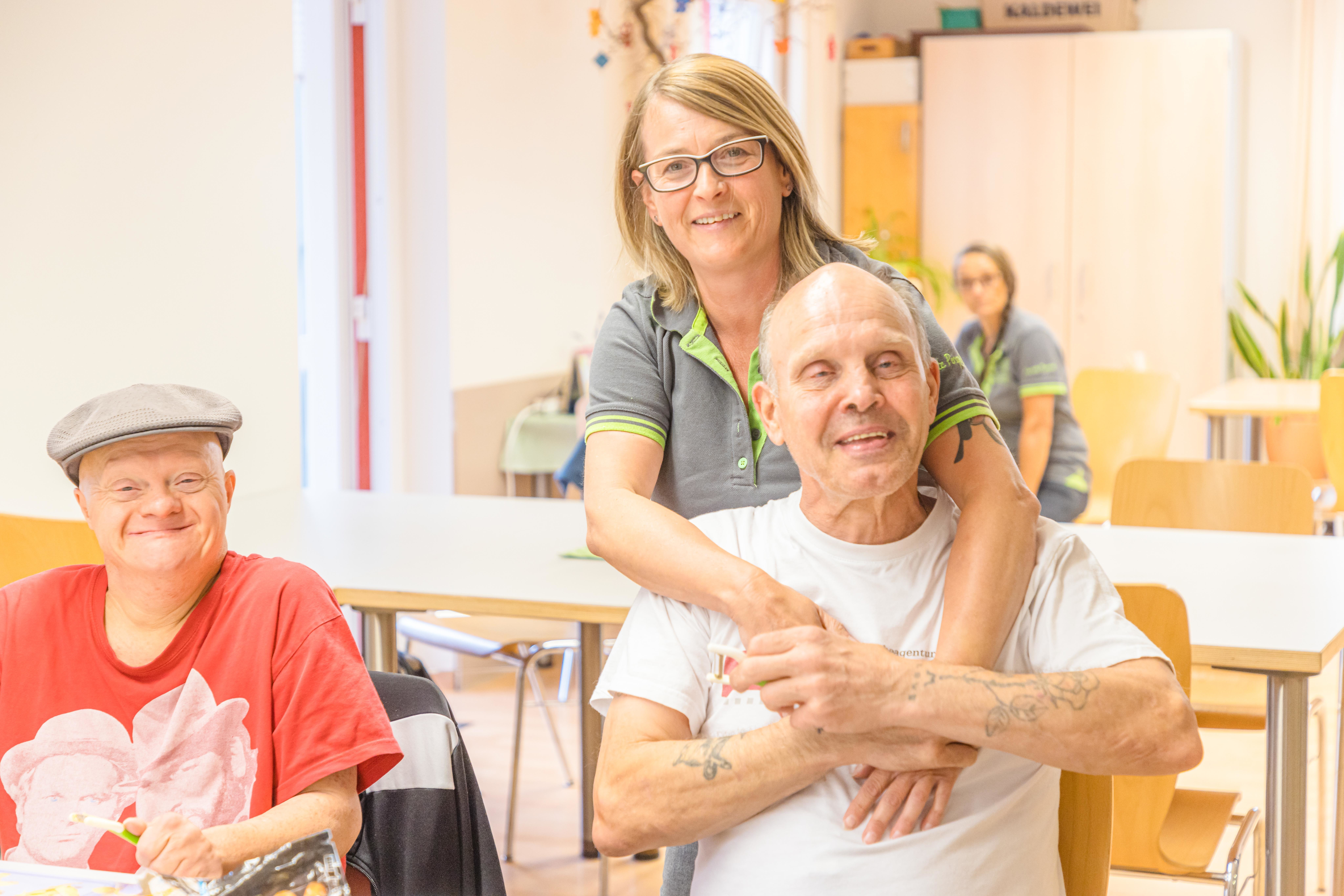 Klient:innen bei Dr. Loew Soziale Dienstleistungen werden im Gemeinschaftsraum liebevoll begleitet – Gesundheitliche Versorgungsplanung für die letzte Lebensphase