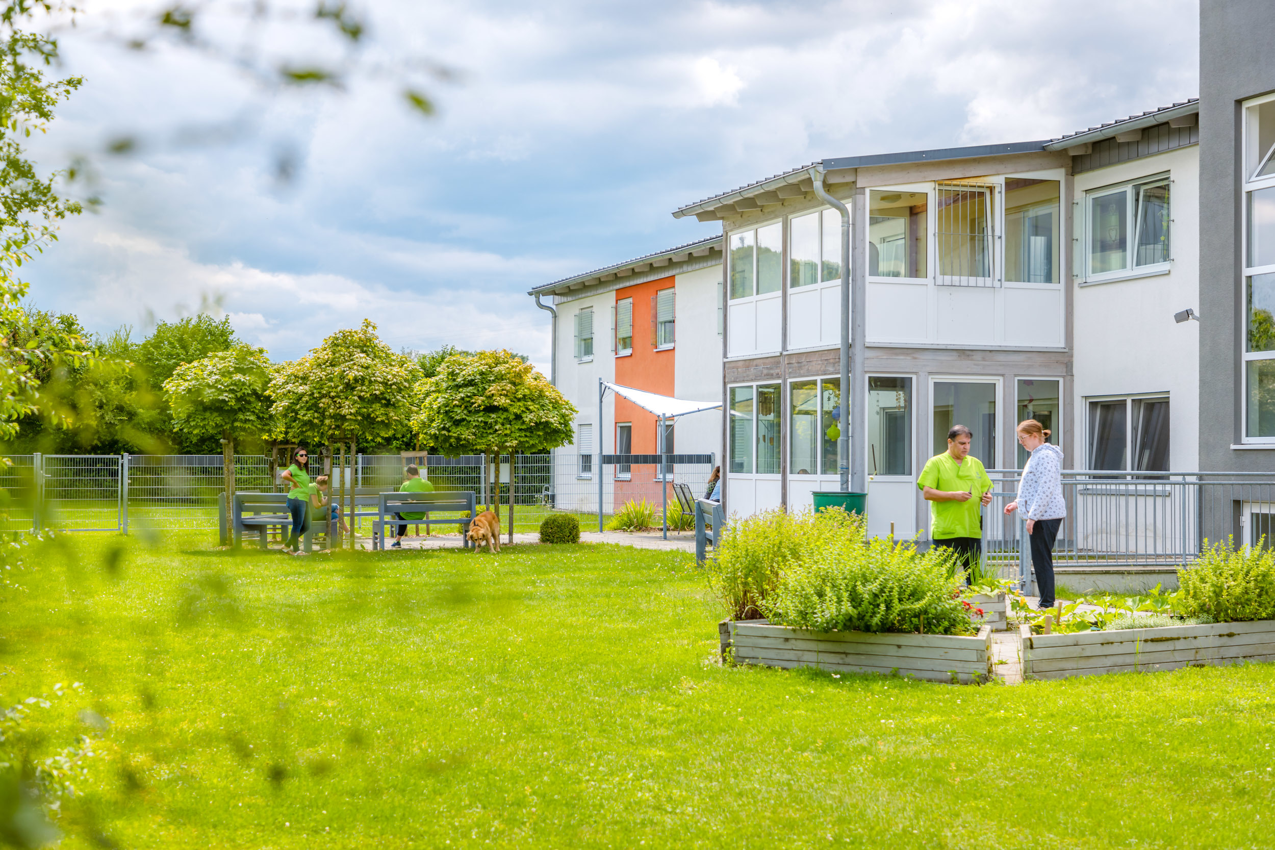Beschützende Einrichtung von Dr. Loew mit Gartenbereich für Menschen mit geistiger Behinderung