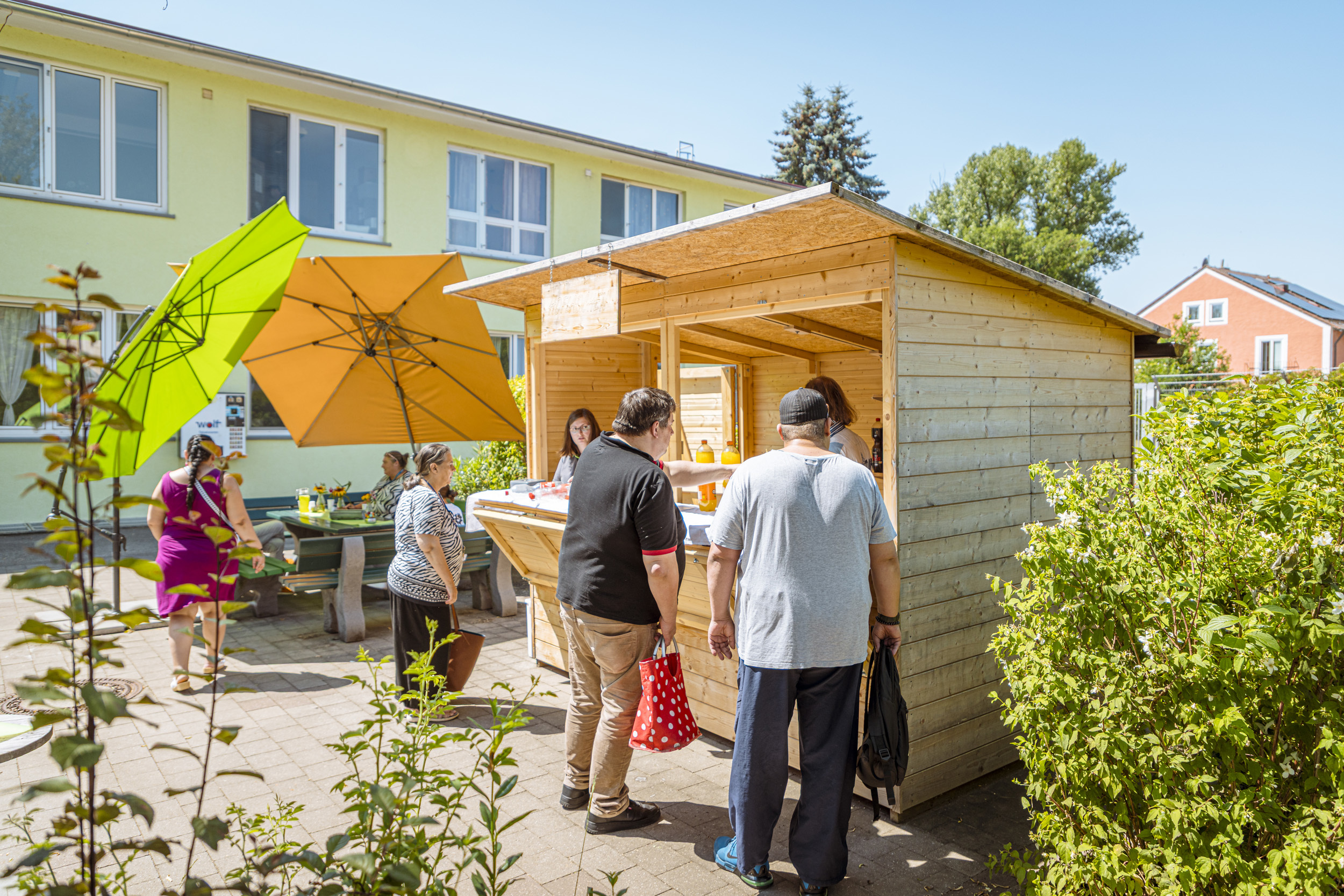 Beschützende Unterbringung bei Dr. Loew – Klienten nutzen gemeinsames Sommerangebot im geschützten Außenbereich