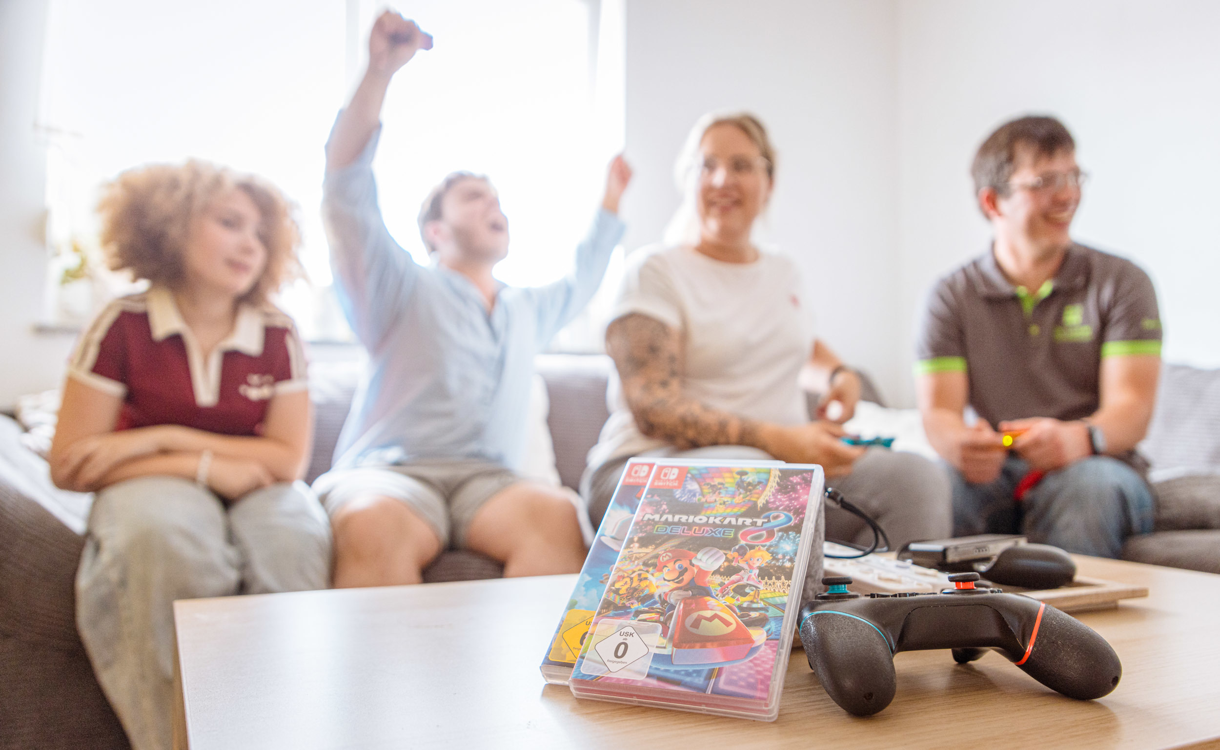 Jugendliche in der Jugendbetreuung von Dr. Loew spielen Videospiele in der Wohngruppe