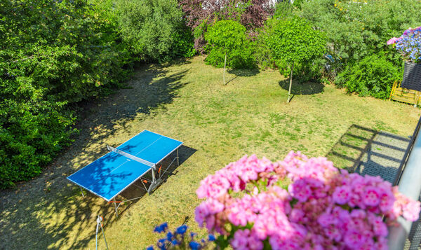 Blick von oben auf Garten und Tischtennisplatte der Dr. Loew Einrichtung Jugendbetreuung
