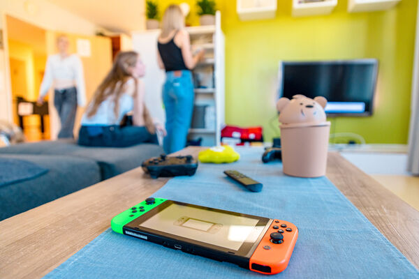 Spielkonsole und Controller auf dem Wohnzimmertisch in der Dr. Loew Einrichtung Jugendbetreuung