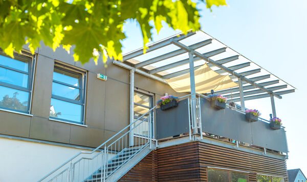 Dachterrasse mit Sonnensegel und Blumenkästen der Dr. Loew Einrichtung Jugendbetreuung