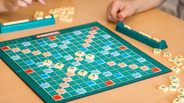 Scrabble-Spielbrett mit gelegten Wörtern und Buchstabensteinen in der Dr. Loew Einrichtung Jugendbetreuung