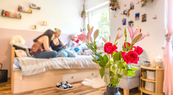 Blumenstrauß mit Lilien und Rosen im Jugendzimmer der Dr. Loew Einrichtung Jugendbetreuung