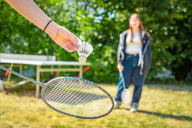 Jugendliche spielen gemeinsam Badminton im Garten der Jugendwohngruppe Isabelle Jugendliche spielen gemeinsam Badminton im Garten der Jugendwohngruppe Isabelle