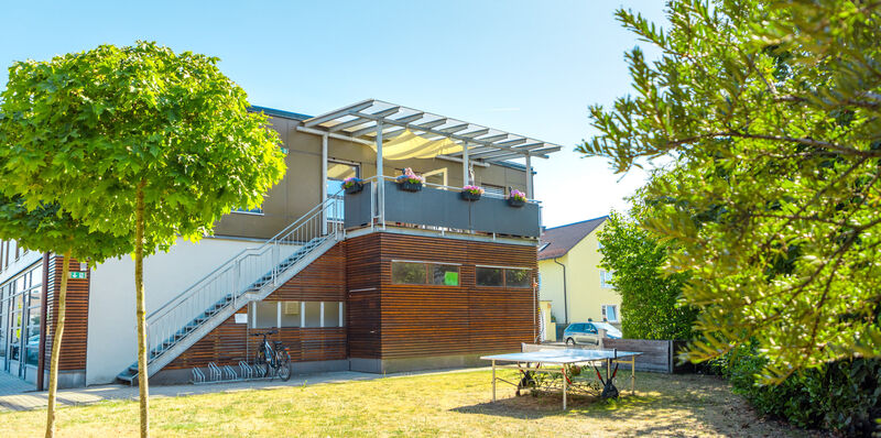 Außenansicht der Jugendwohngruppe Isabelle in Weiden i. d. OPf. mit Garten und Terrasse