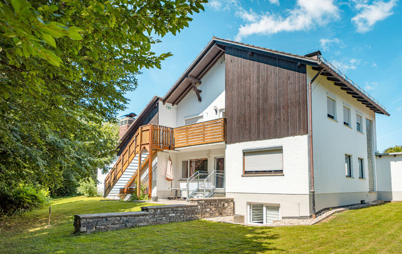Außenansicht des Hauses Zwiesel der Dr. Loew Einrichtung Rabenstein mit Garten