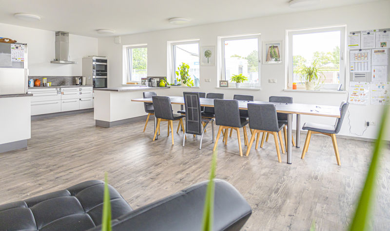 Gemeinschaftlich Kochen und Essen bei Dr. Loew Wörth a. d. Isar Große Gemeinschaftsküche mit Esstisch in der Dr. Loew Einrichtung Wörth an der Isar