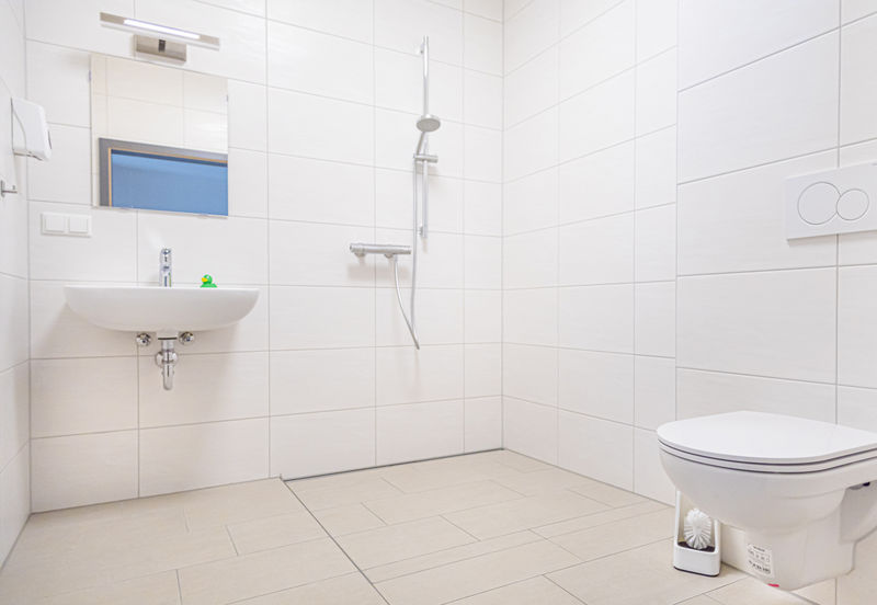 Barrierefreie Ausstattung in der Dr. Loew Einrichtung Wörth a. d. Isar Barrierefreies Badezimmer mit Dusche und WC in der Dr. Loew Einrichtung Wörth an der Isar